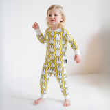 Bambino che indossa il completo pigiama in bambù per bambini Miffy Hello Yellow