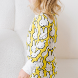 Bambino che indossa il completo pigiama in bambù per bambini Miffy Hello Yellow