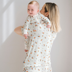 Žena v dámské bambusové pyžamové soupravě Miffy Checkered Bloom