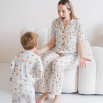 Žena v dámské bambusové pyžamové soupravě Miffy Checkered Bloom