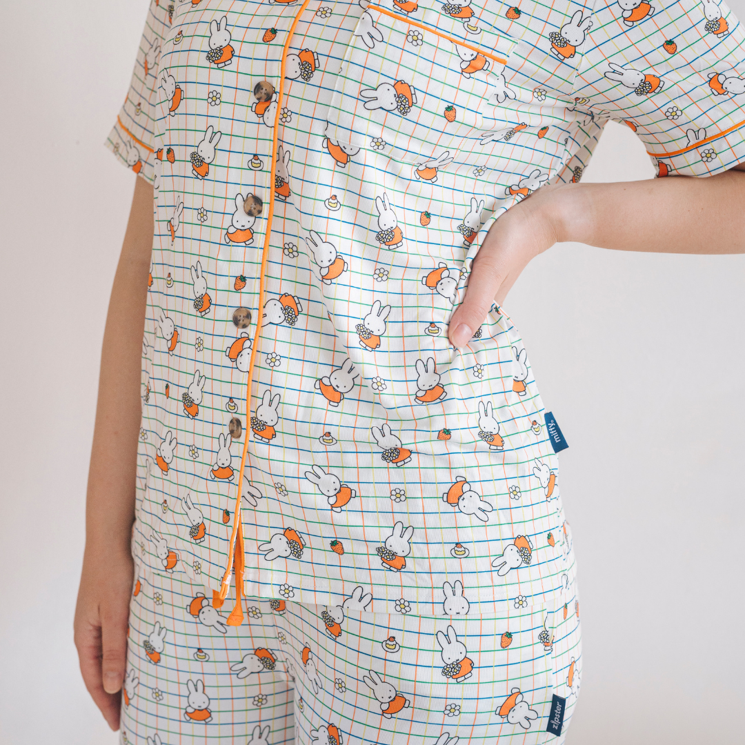 Žena v dámské bambusové pyžamové soupravě Miffy Checkered Bloom