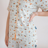 Žena v dámské bambusové pyžamové soupravě Miffy Checkered Bloom