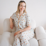 Žena v dámské bambusové pyžamové soupravě Miffy Checkered Bloom