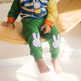Dítě v bambusové soupravě Miffy z řady „On the Move“ s mikinou s motivem jízdního kola a zelenými teplákovými kalhotami