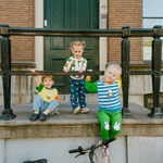 Dítě v bambusové soupravě Miffy z řady „On the Move“ s mikinou s motivem jízdního kola a zelenými teplákovými kalhotami