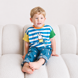 Kind dat het gestreepte kinder-T-shirt met ringer-rand nijntje van Move draagt