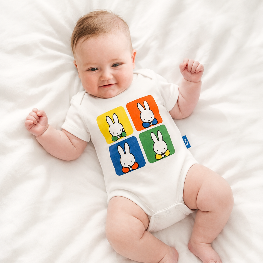 Baby draagt het Retro nijntje popart-rompertje van bamboe