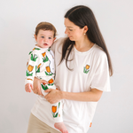 Vrouw die het nijntje witte borstvoeding-T-shirt draagt met een geborduurde tulp en borstvoedingsritsen