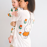 Vrouw die het nijntje witte borstvoeding-T-shirt draagt met een geborduurde tulp en borstvoedingsritsen