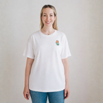 Vrouw die het nijntje witte borstvoeding-T-shirt draagt met een geborduurde tulp en borstvoedingsritsen