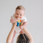 Baby draagt het Retro nijntje popart-rompertje van bamboe