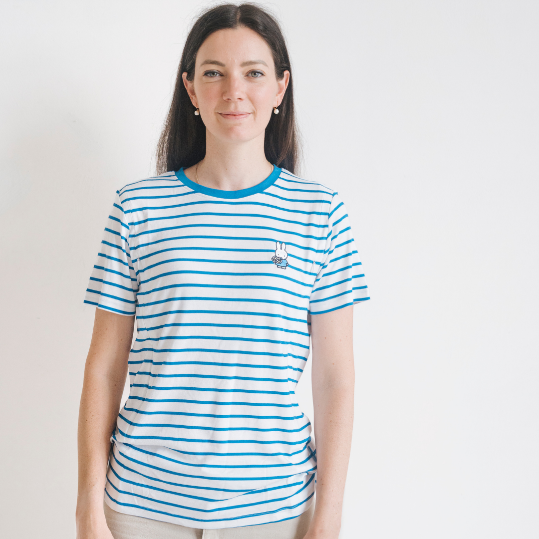 Frau, die das gestreifte Still-T-Shirt Miffy mit verdeckten Stillreißverschlüssen trägt