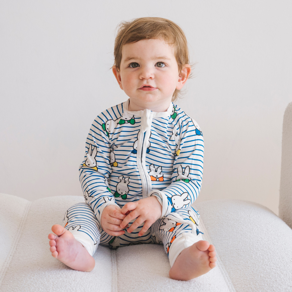 Bambino con indosso il ZIPSTER x Miffy Peek-a-Boo Blue in bambù Pagliaccetto