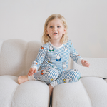 Bambino che indossa il completo pigiama in bambù Miffy Peek-a-Boo Blue della linea per bambini