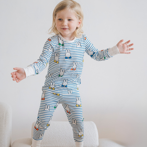 Bambino che indossa il completo pigiama in bambù Miffy Peek-a-Boo Blue della linea per bambini