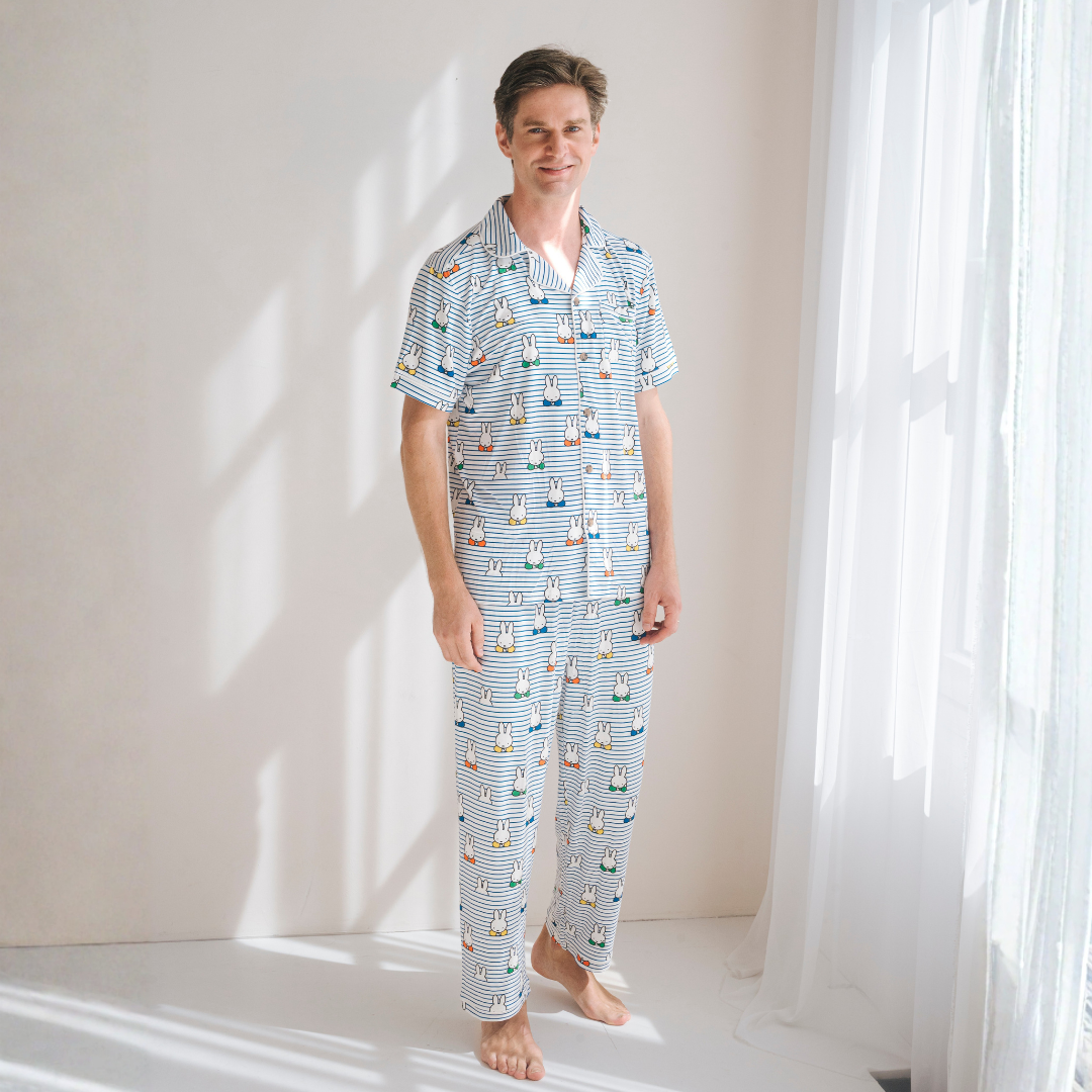 Homme portant l'ensemble de pyjama en bambou « Peek-a-Boo Blue » pour homme Miffy
