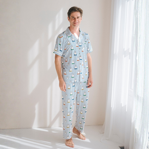 Homme portant l'ensemble de pyjama en bambou « Peek-a-Boo Blue » pour homme Miffy