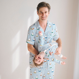 Homme portant l'ensemble de pyjama en bambou « Peek-a-Boo Blue » pour homme Miffy