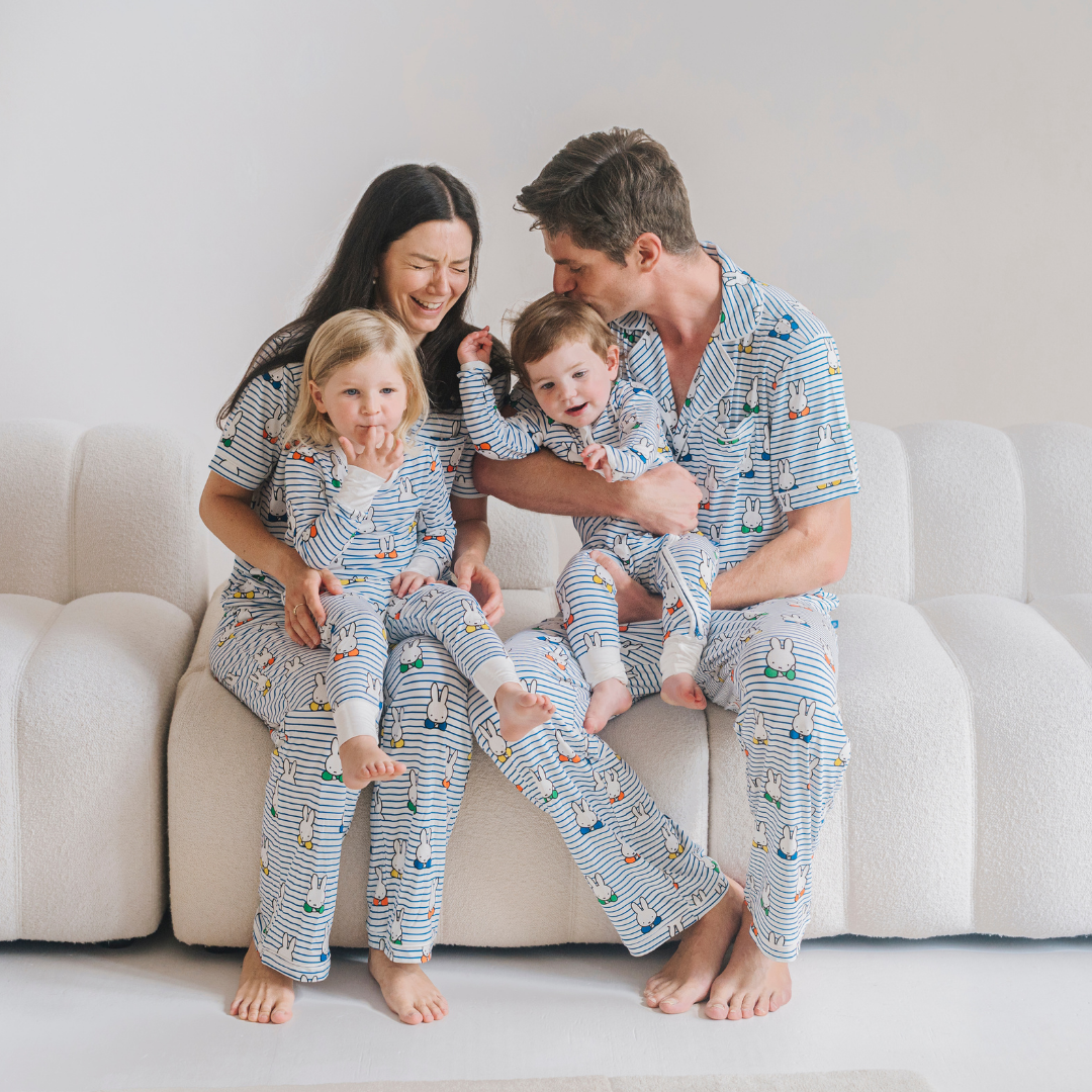 Bambino che indossa il completo pigiama in bambù Miffy Peek-a-Boo Blue della linea per bambini