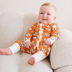 Bébé porté dans le ZIPSTER x Miffy Daisy Days en bambou