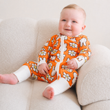 Bébé porté dans le ZIPSTER x Miffy Daisy Days en bambou