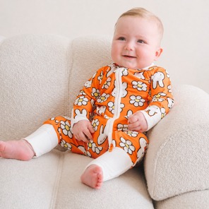 Bambino con indosso il ZIPSTER x Miffy Daisy Days in bambù Pagliaccetto