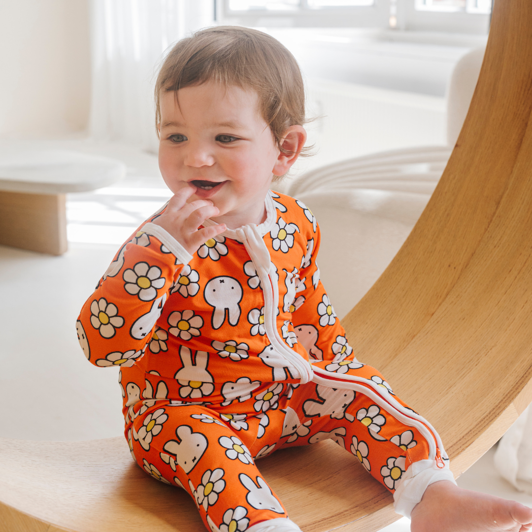 Bébé porté dans le ZIPSTER x Miffy Daisy Days en bambou