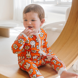 Bébé porté dans le ZIPSTER x Miffy Daisy Days en bambou
