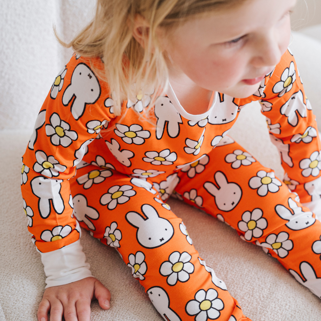 Enfant portant l'ensemble pyjama en bambou « Daisy Days » de la collection enfants Miffy