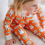 Enfant portant l'ensemble pyjama en bambou « Daisy Days » de la collection enfants Miffy