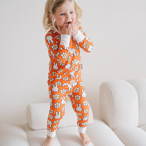 Bambino che indossa il completo pigiama in bambù della linea Miffy Daisy Days per bambini