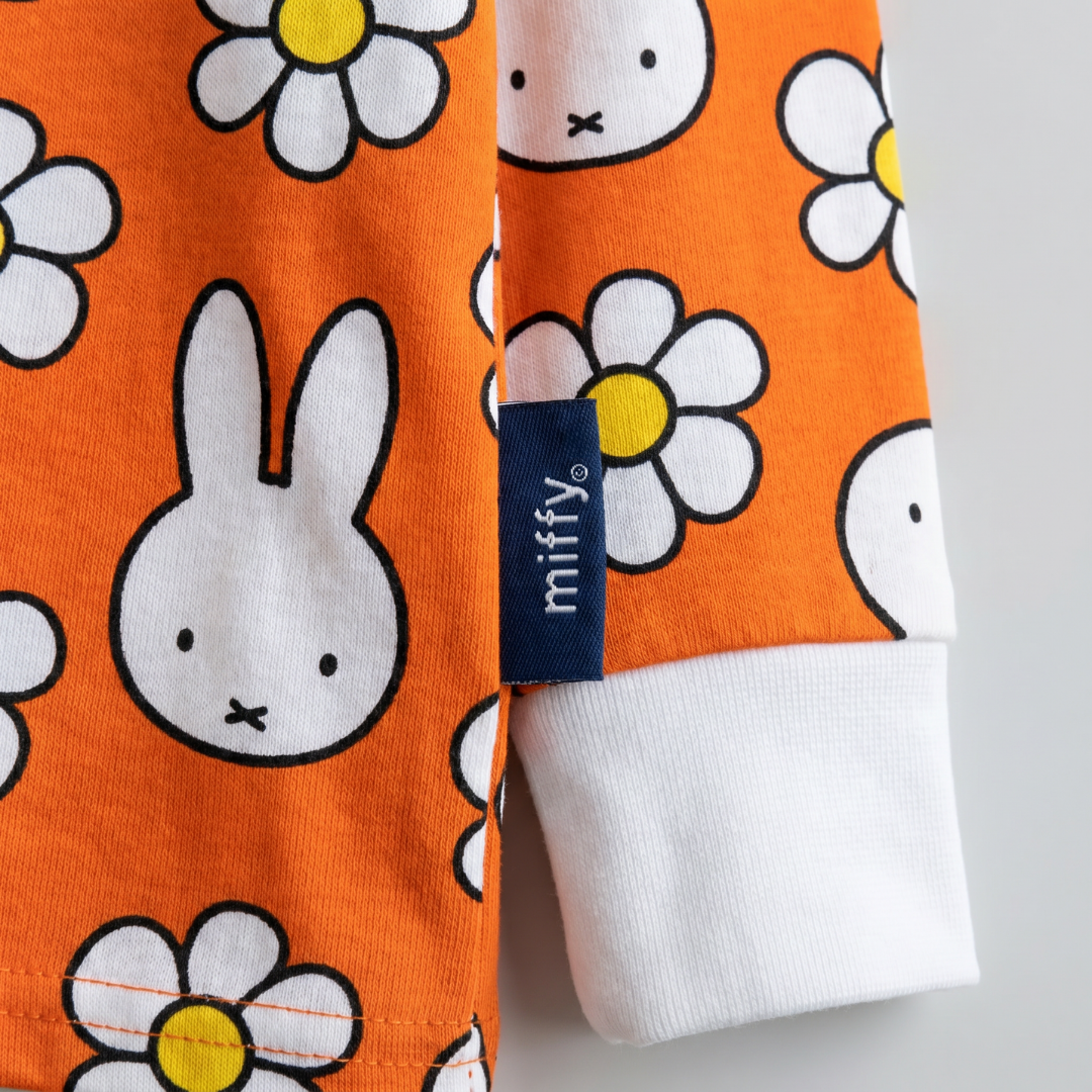 Enfant portant l'ensemble pyjama en bambou « Daisy Days » de la collection enfants Miffy