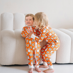 Bébé porté dans le ZIPSTER x Miffy Daisy Days en bambou