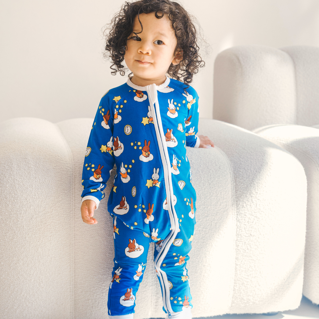 Bambino con indosso il ZIPSTER x Miffy Starry Sleep in bambù Pagliaccetto