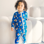 Bambino con indosso il ZIPSTER x Miffy Starry Sleep in bambù Pagliaccetto
