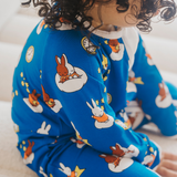 Bambino con indosso il ZIPSTER x Miffy Starry Sleep in bambù Pagliaccetto