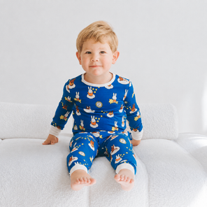 Bambino che indossa il completo pigiama in bambù “Starry Sleep” della linea Miffy per bambini
