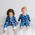 Bambino con indosso il ZIPSTER x Miffy Starry Sleep in bambù Pagliaccetto
