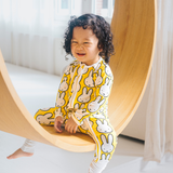 Bambino con indosso il ZIPSTER x Miffy Hello Yellow in bambù Pagliaccetto