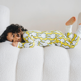 Bambino con indosso il ZIPSTER x Miffy Hello Yellow in bambù Pagliaccetto