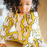 Bambino con indosso il ZIPSTER x Miffy Hello Yellow in bambù Pagliaccetto