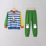 Miffy – bambusová souprava na odpočinek „on the Move“ s mikinou s motivem jízdního kola a zelenými teplákovými kalhotami, pohled zepředu