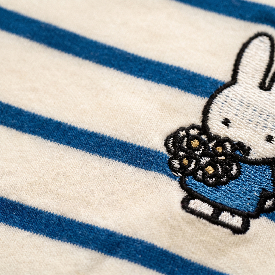 Design-Detail des gestreiften Still-T-Shirts Miffy mit verdeckten Stillreißverschlüssen