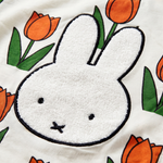 Dettaglio di design del modello Miffy del set da salotto in bambù con stampa “Meadow Tulip”