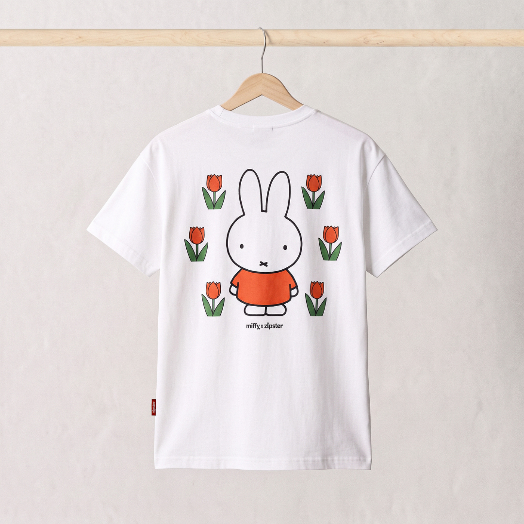 Achterkant van het nijntje witte borstvoedings-T-shirt, met een grote nijntje-print tussen tulpen