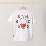 Achterkant van het nijntje witte borstvoedings-T-shirt, met een grote nijntje-print tussen tulpen