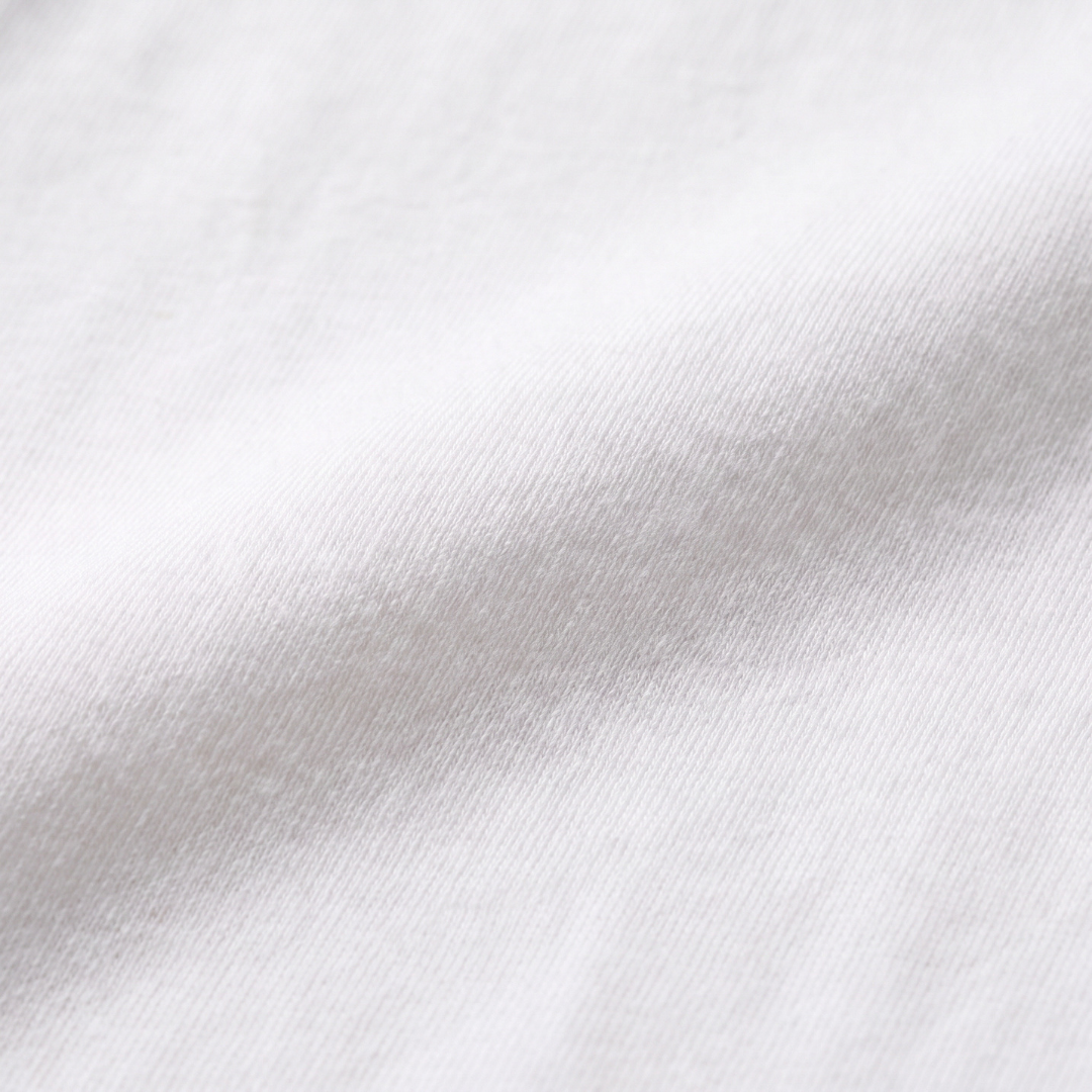 Close-up van de zachte bamboestof van het nijntje witte borstvoedings-T-shirt