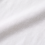 Close-up van de zachte bamboestof van het nijntje witte borstvoedings-T-shirt