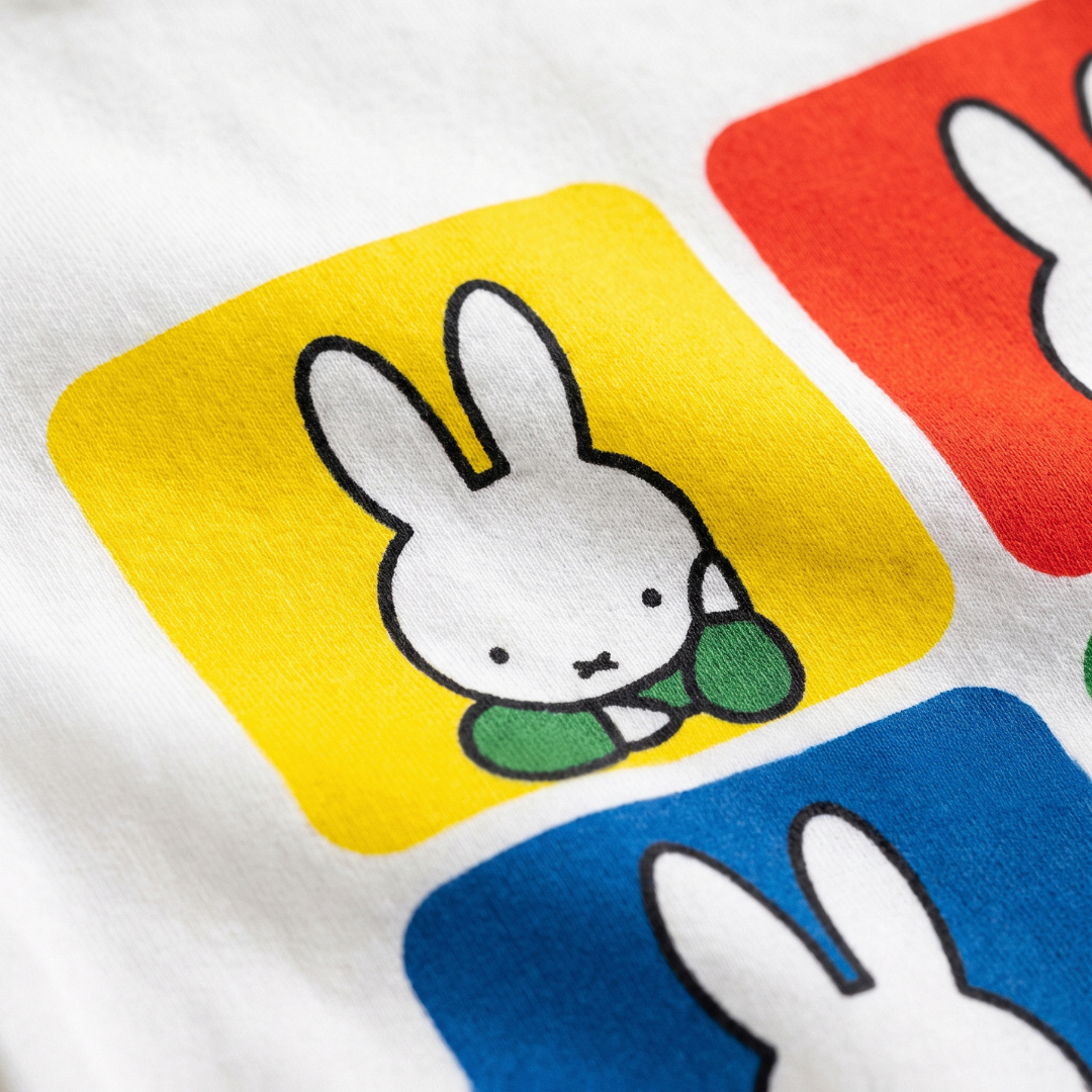 Close-up van de popart-print nijntje op het Retro nijntje popart-bamboe-babybodysuit