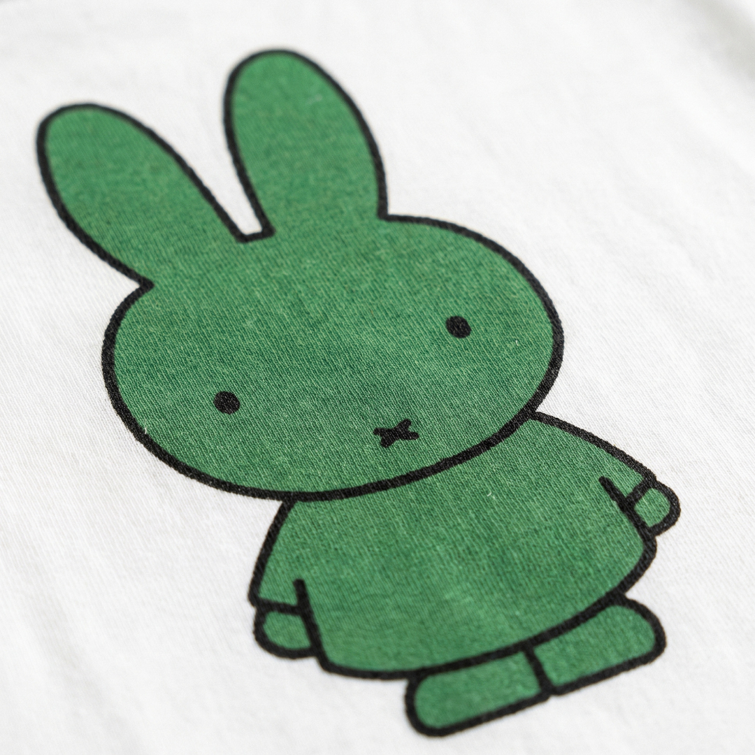 Detail designu na bílém Miffy dětském tričku s zeleným Miffy potiskem